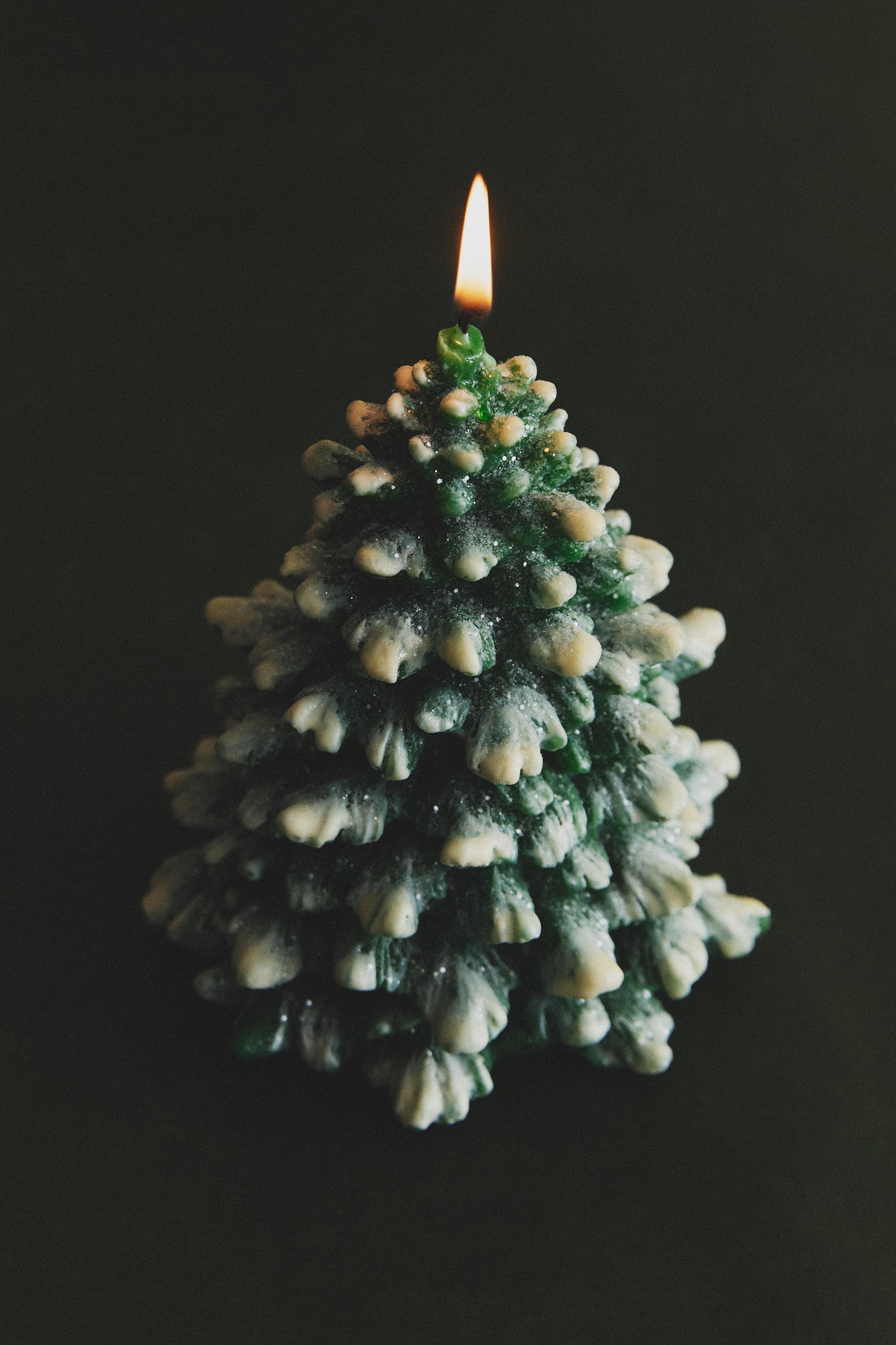 SNOWY FIR TREE CHRISTMAS CANDLE